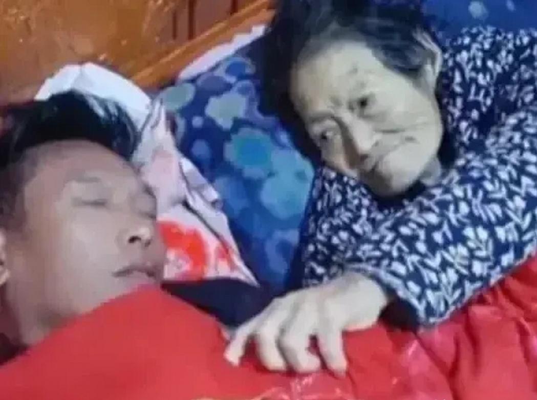 泪目，男子伺候病危的母亲，由于太疲倦睡着了，醒来时，发现母亲已经走了。回看监控，