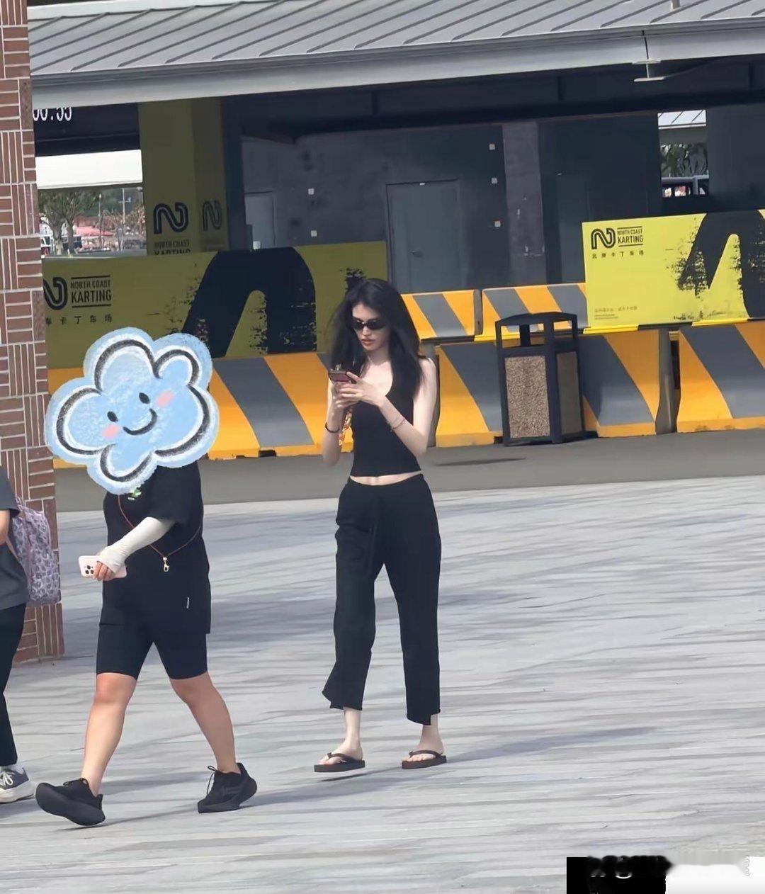 陈伟霆何穗一家三口现身阿那亚！何穗人群中白到发光，陈伟霆去健身。​​​