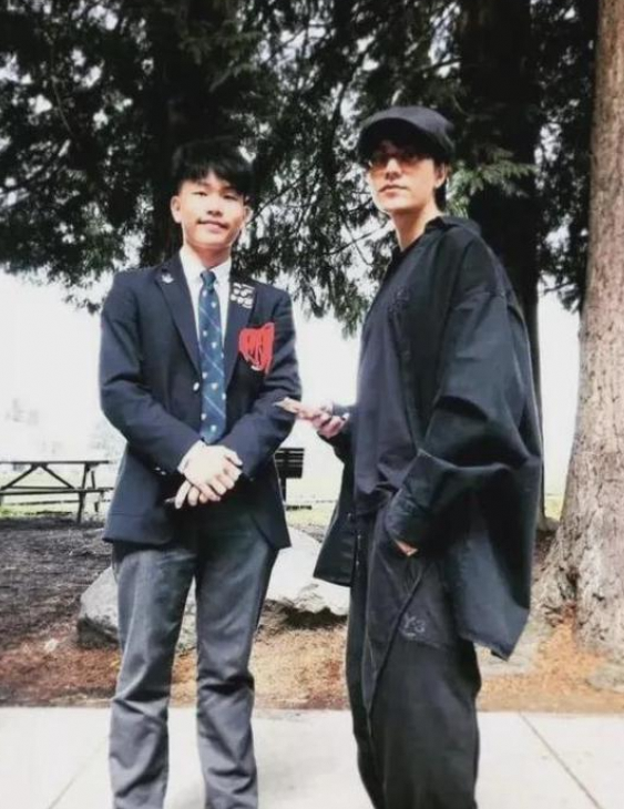陈坤儿子毕业照引热议，49岁陈坤似兄弟，生母身份成悬念