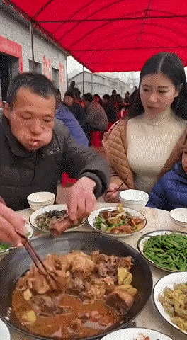 跟这种人坐一桌吃席是什么感觉受？