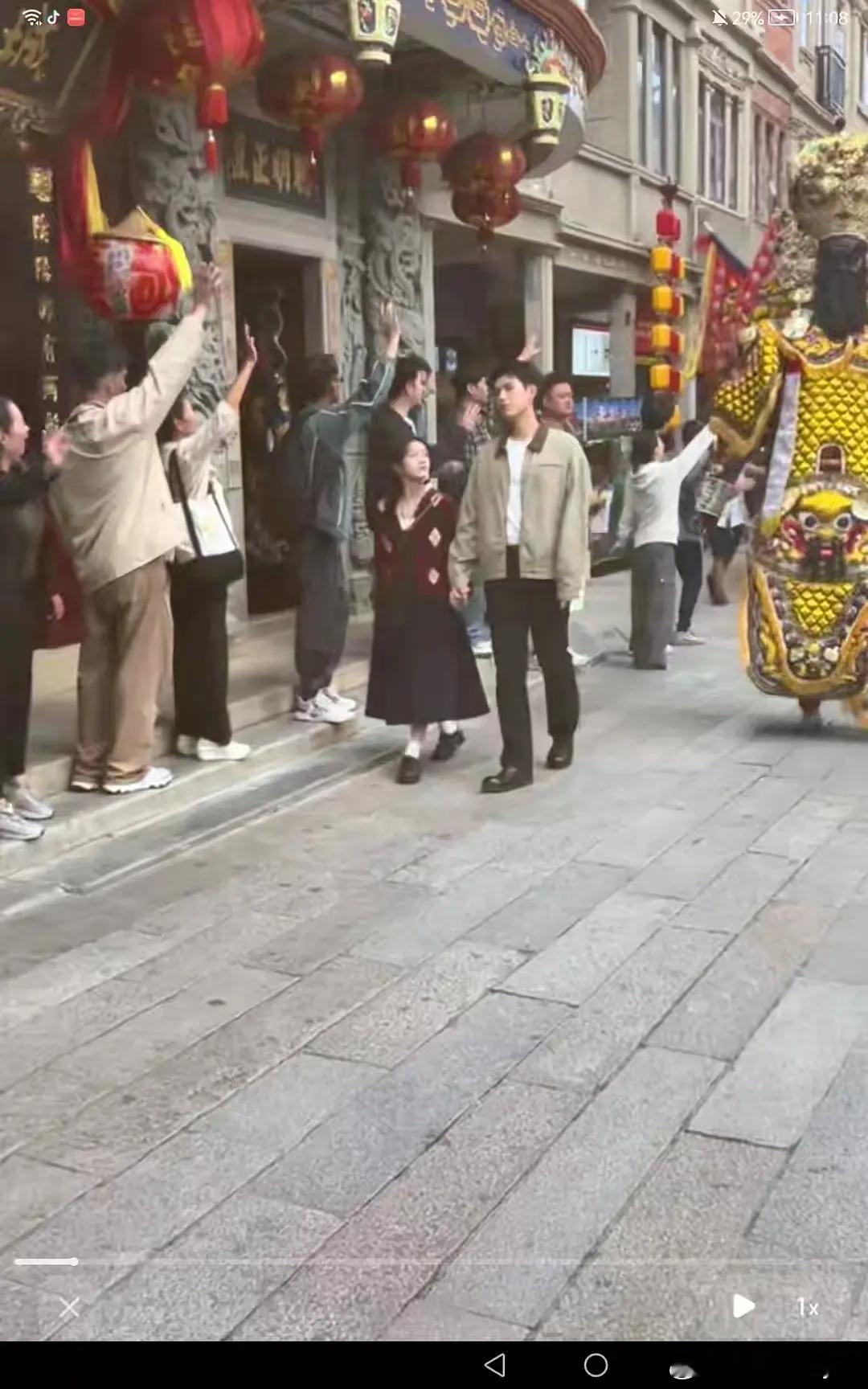 这看着不像现偶，像叔叔带侄女[笑着哭]​​​