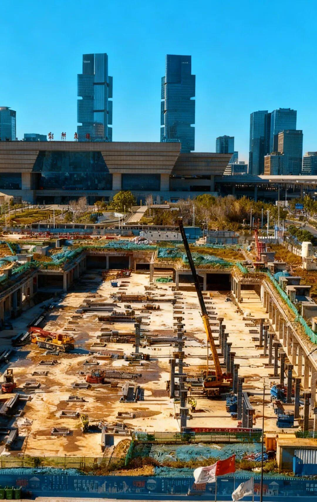 胖东来郑州旗舰店果然有特色！根据大河报消息，郑州高铁东站东广场胖东来区域原造型