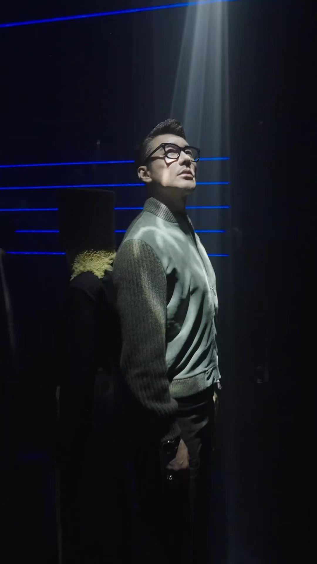 胡兵抗住了顶光灯顶光一照很多人直接垮掉，因为这种光线会无限放大脸部缺陷，但胡兵