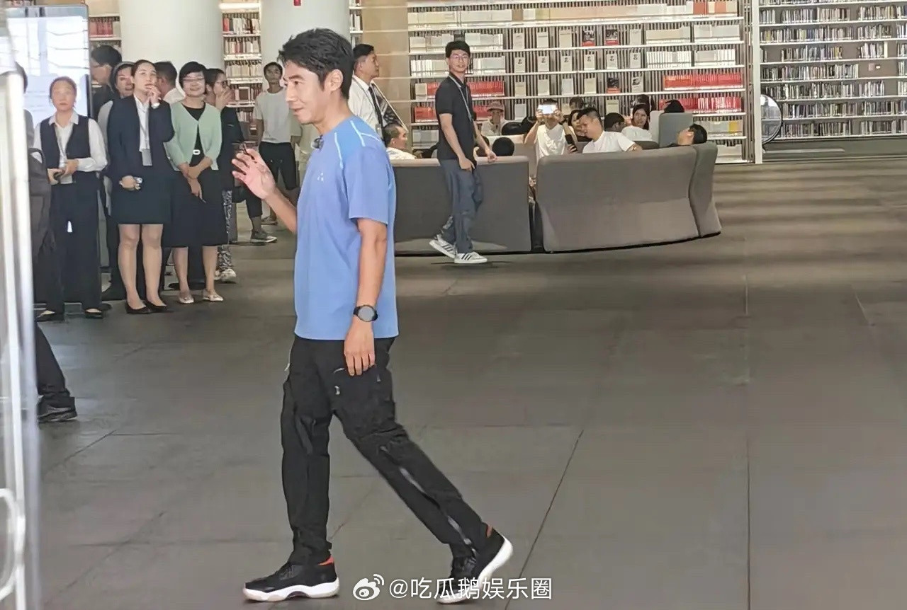 有网友在深圳图书馆偶遇撒贝宁，看样子是在录制节目！不得不说，小撒老师长得挺帅的，