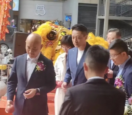 汪小菲二婚豪掷千金办婚礼挨桌敬酒超宠妻