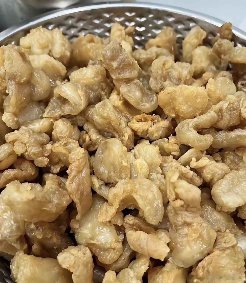 每次熬完猪油的猪油渣，家里的人都不吃，丢掉又十分的可惜，有没有烹饪高手教我一下，