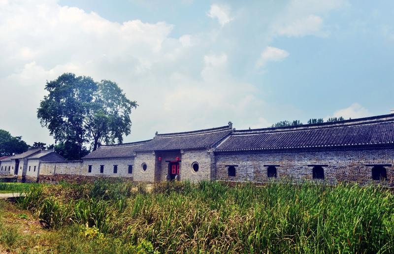 以前个人给地主家放羊，地主找了个道士给看坟地，道士看好了这地方很好你放个鸡蛋明天