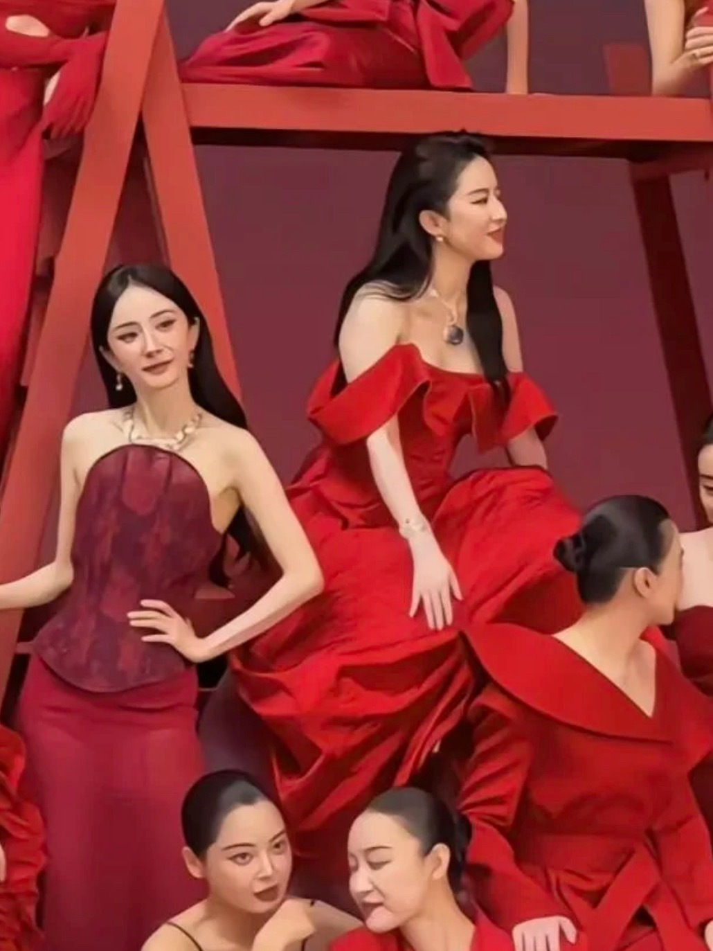 我勒个豆、这都脱相了好看吗…本人比照片还要美，妆容加上精致的五官还有这看不到发缝