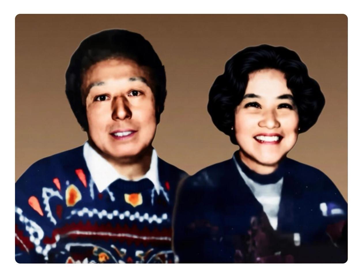 她不是病逝的。1968年冬夜，她从四楼窗口跃下，年仅48岁。你看到的这张合影，