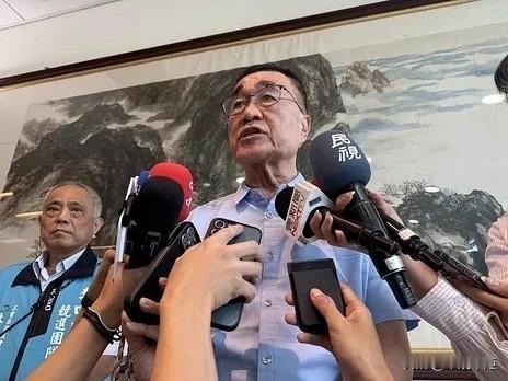 新北市长侯友宜今（8日）在新北市议会接受质询，被问到年底市长选举将支持哪一位参选