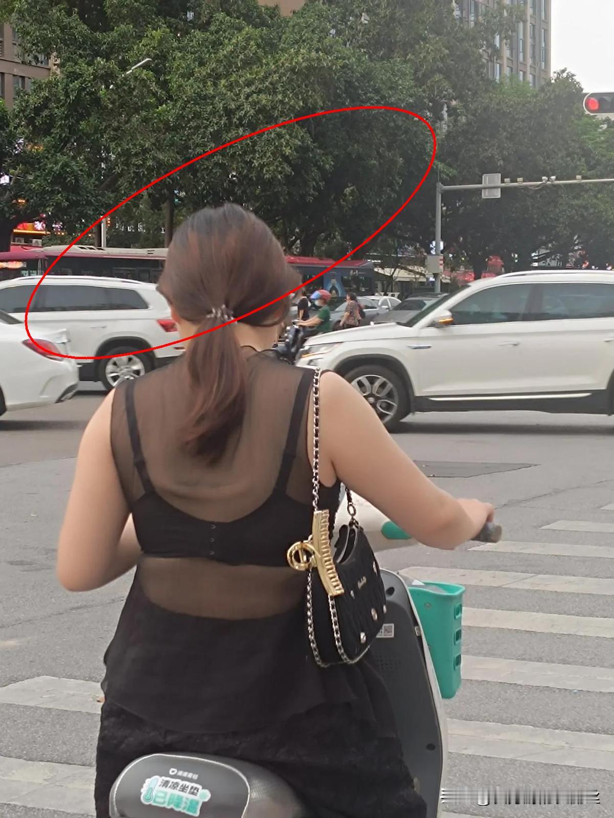 今天下班路上，看到一个女的几乎是穿着内衣出门，背后一览无遗，内衣看得清清楚楚，穿