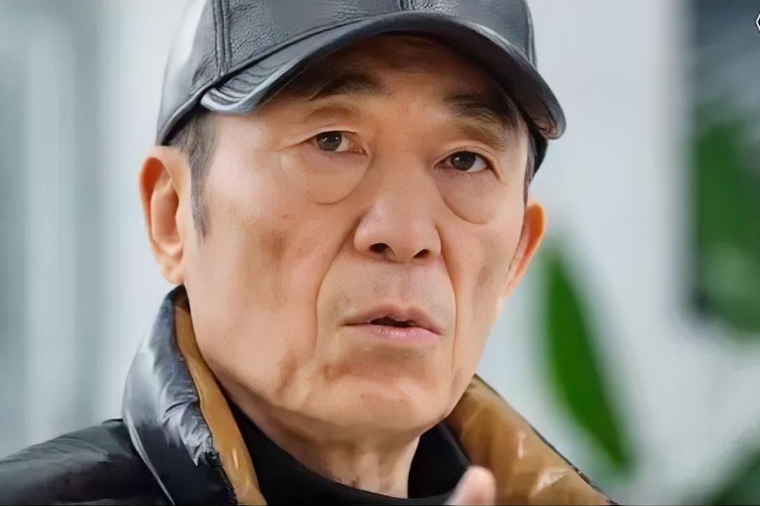 看完张艺谋的《惊蛰无声》，走出影院看着街头的车水马龙，突然有一种不寒而栗的错