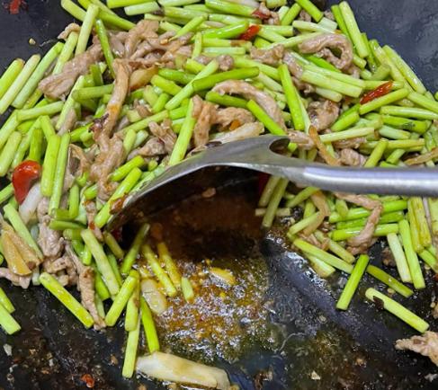 昨晚我媳妇炒完菜，顺手把热锅端到水龙头下冲洗。“刺啦”一声，白烟冒起，吓得我赶紧