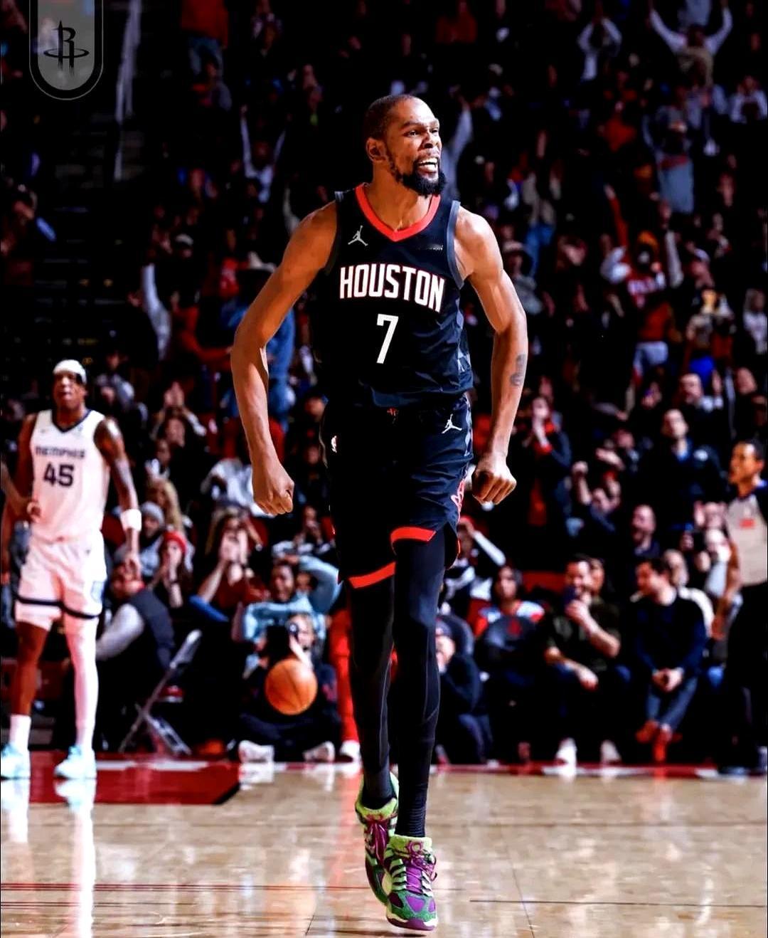 杜兰特曾当场冲他吼“防守”，今天他交出了3抢断3盖帽。一度落后15分，申京