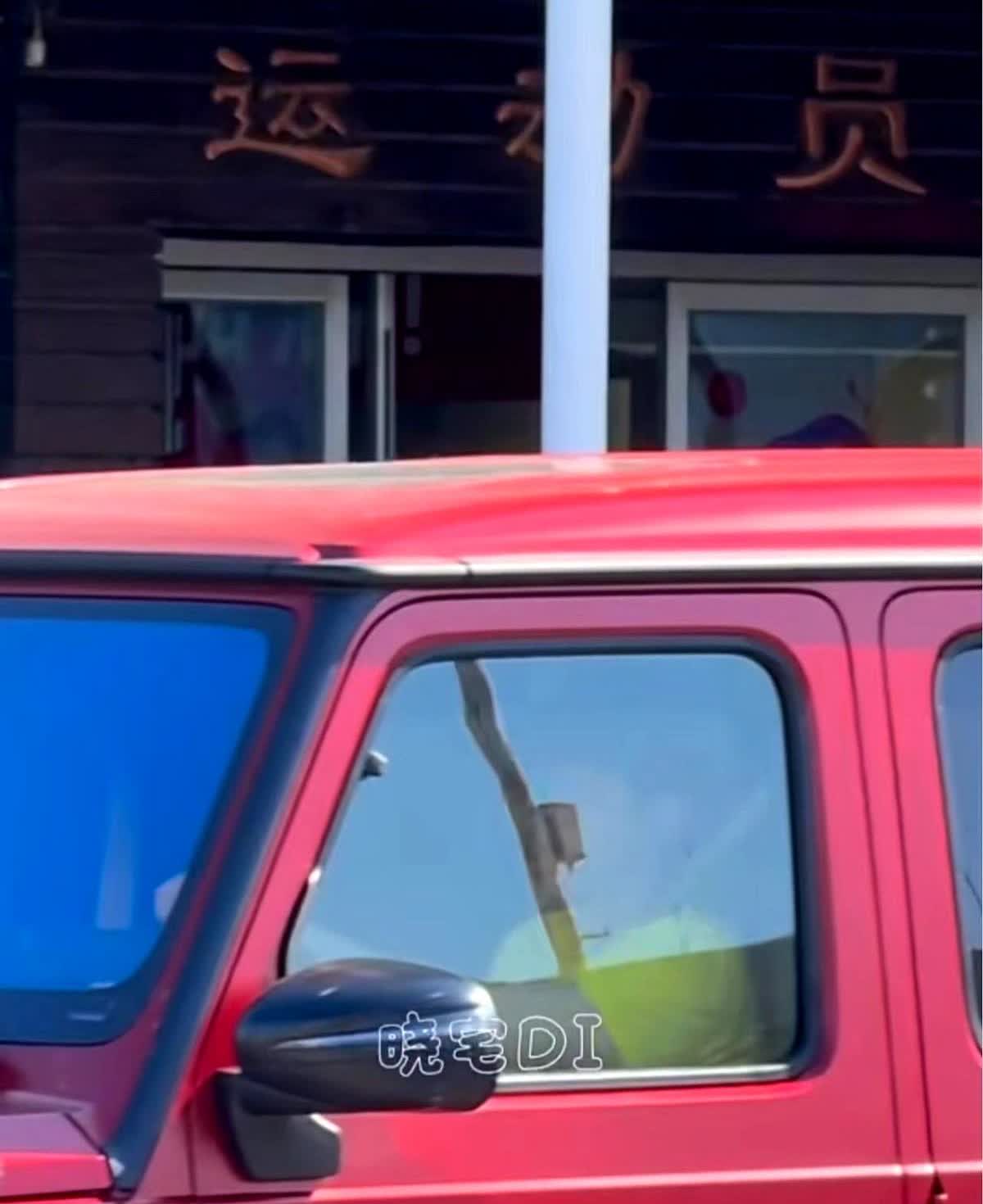 头哥车后面膜贴得严严实实，真的是一点都看不清里面有没有人，好藏人啊！不过