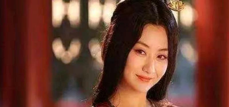 1627年，明熹宗崩。太监总管陈德润垂涎皇后的美色，一日皇后晨起沐浴，才褪去外衣