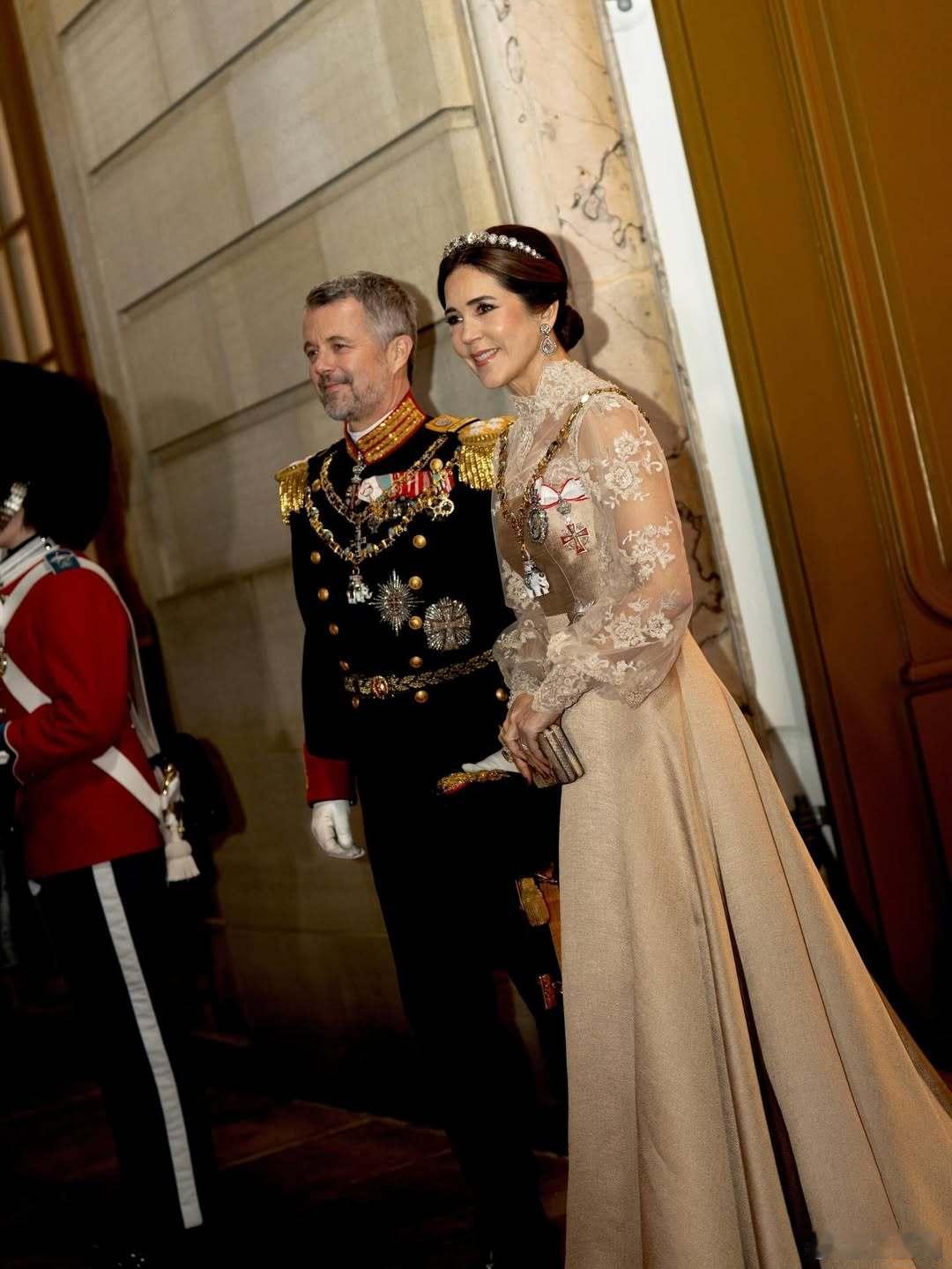 丹麦王室🇩🇰1月1日，弗雷德里克国王和玛丽王后、克里斯蒂安王储、玛格丽特女