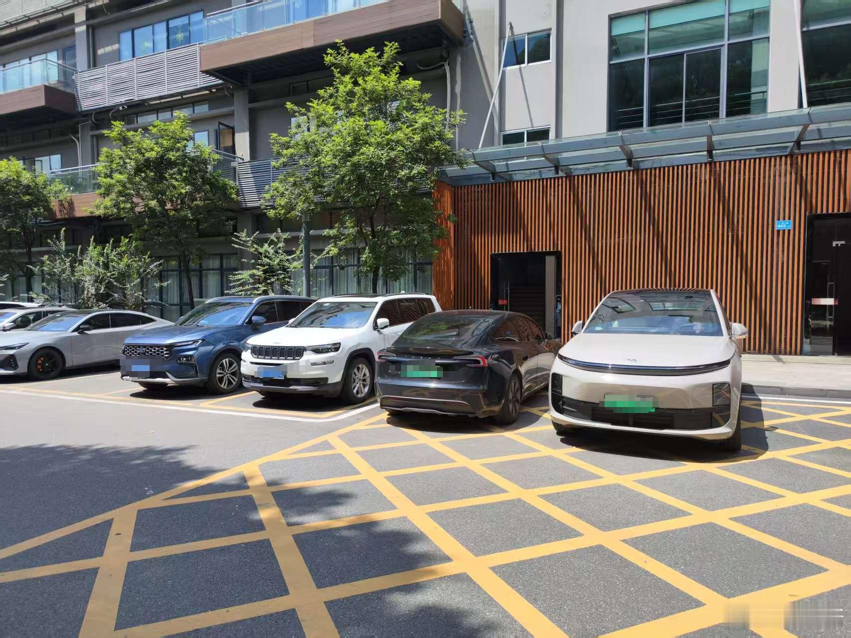 公司楼下看到的，理想蔚来是真的相爱想杀。。。。​​​