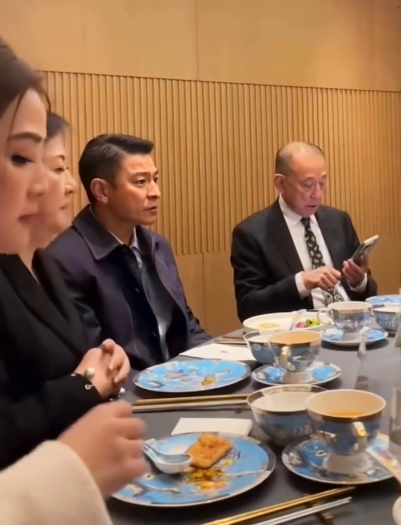 刘德华和大佬们的聚餐照一曝光，评论区直接炸了！实话说，华仔私下吃饭的照片真不多见