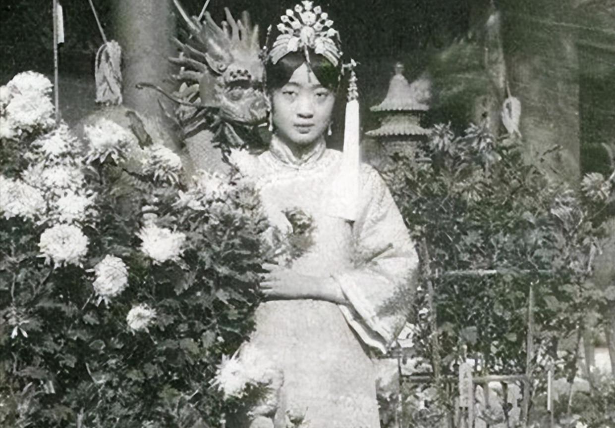1935年，末代皇后婉容生下一个女婴，却被溥仪扔到了火炉中，还骗婉容说：“孩子送