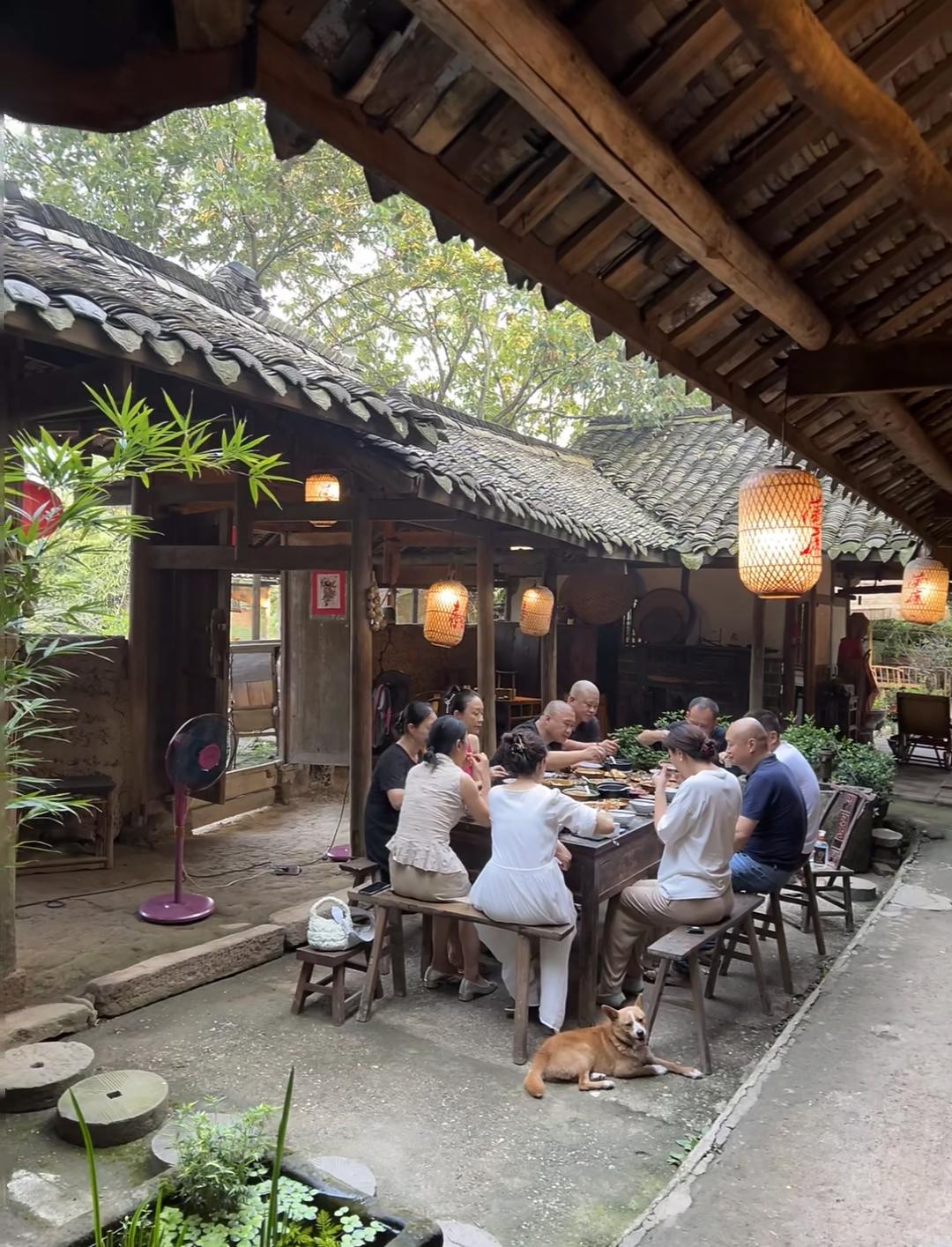 昨晚喝茶时，儿媳笑着说同学聚会都羡慕她命好，嫁了个和睦的婆家，婆媳走出去像母女。