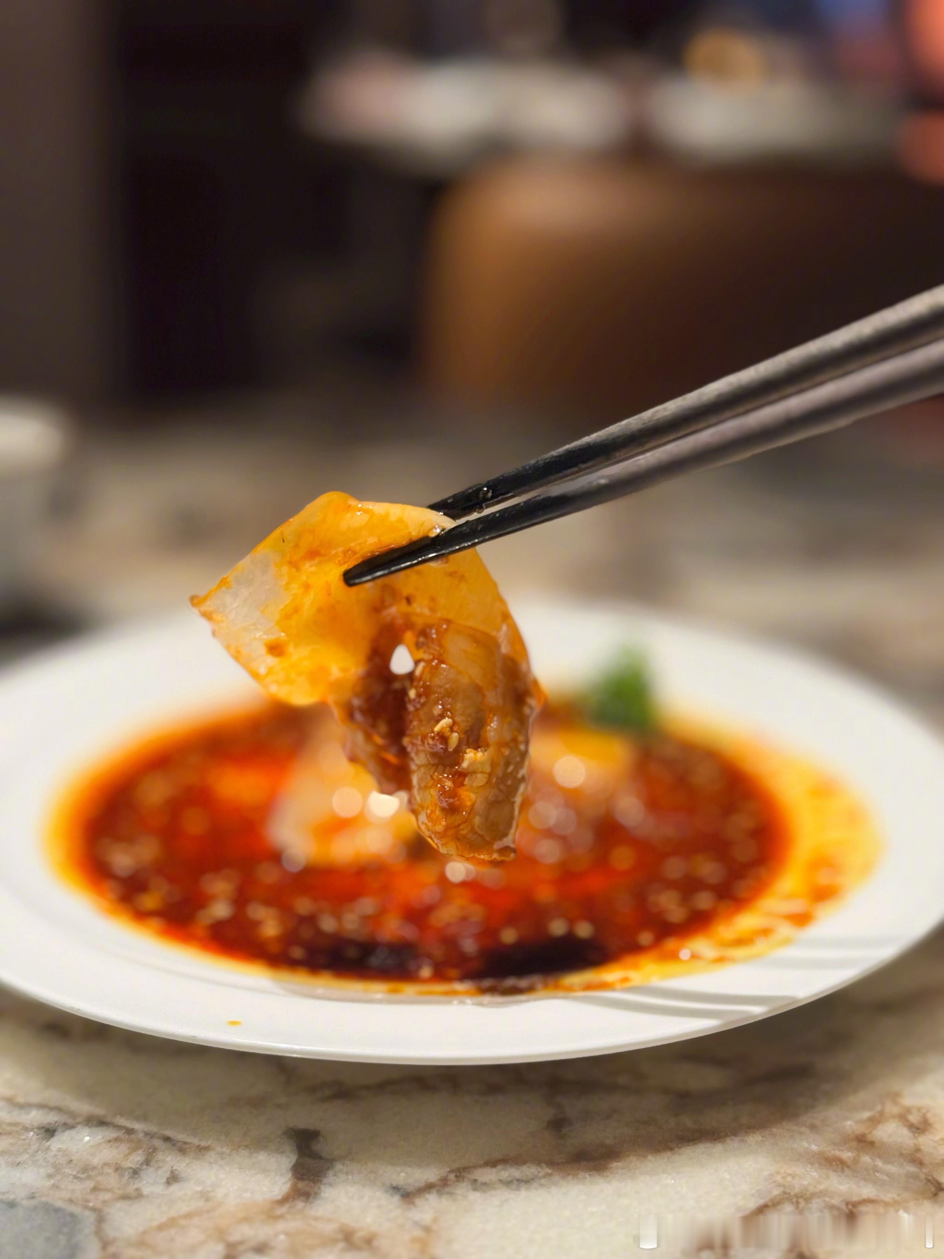 一家在成都一星的餐厅。蒜泥白肉，夫妻肺片，油渣奶白菜最好吃！鱼子酱糯米樟茶鸭完全