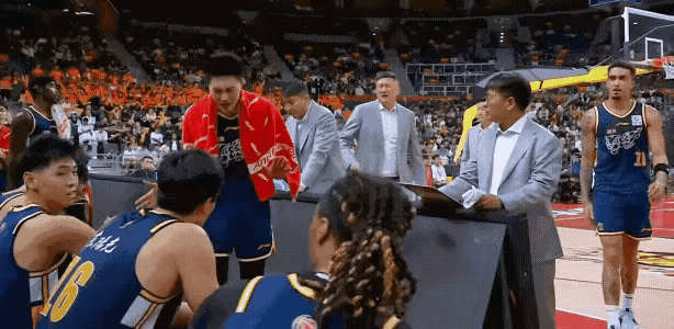 徐杰很无奈！广东队暂停的时候，杜峰要给替补席安排战术，胡明轩在鼓励大家，徐杰只