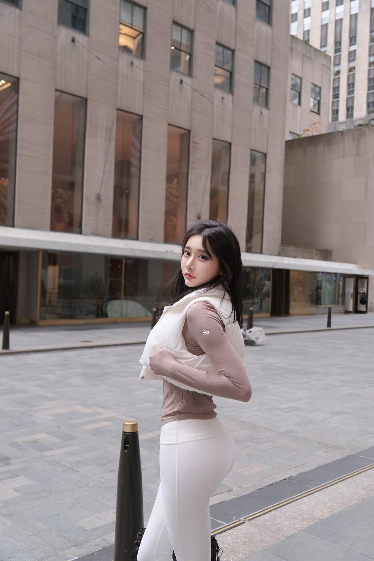 都市时尚少女，自信满满！