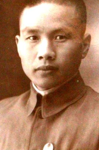 1948年，军统少将周镐突然人间蒸发，妻子只当他已远赴台湾，殊不知丈夫早已在19
