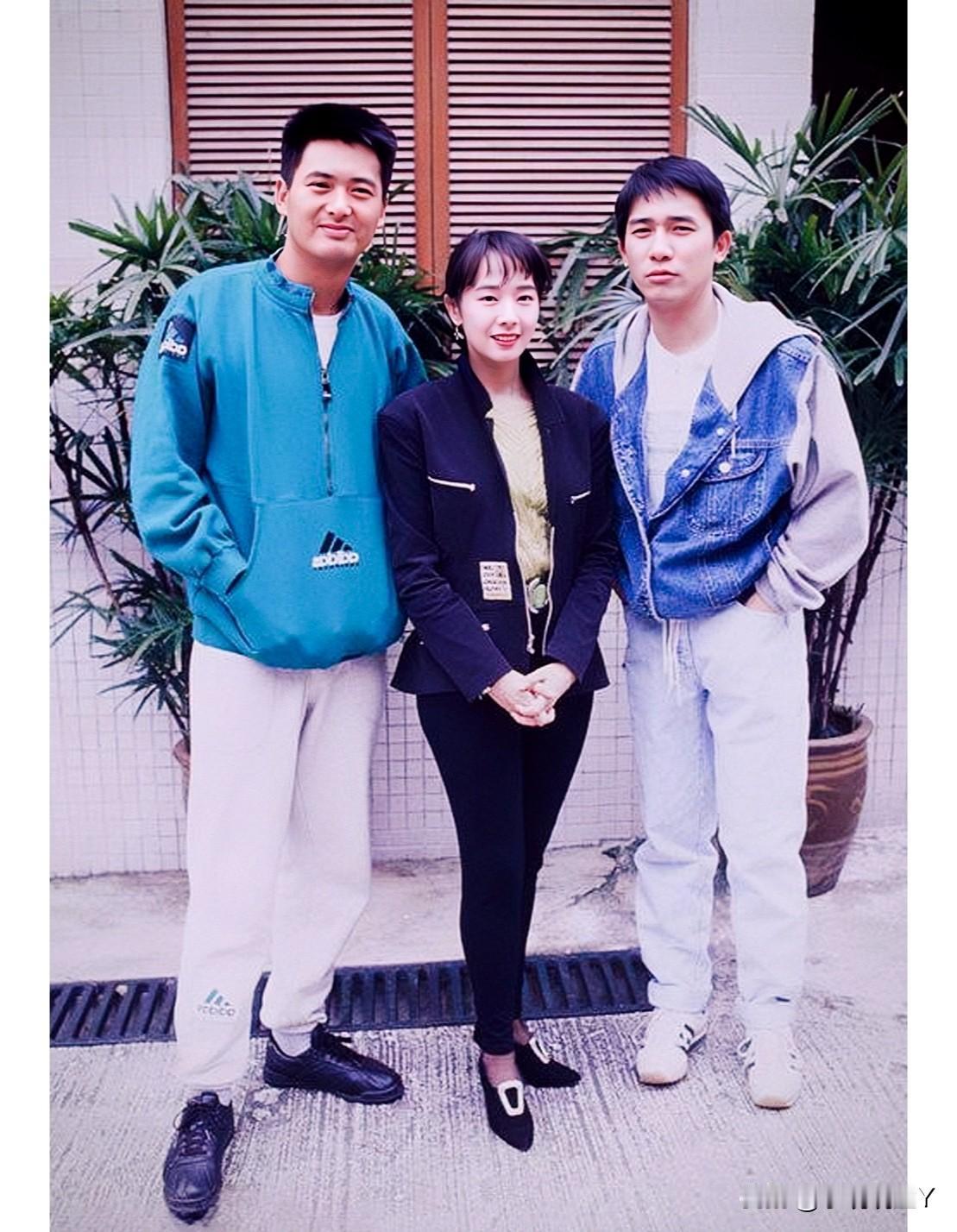 这是1992年周润发与毛舜筠和梁朝伟在香港的合影！当时发哥37岁，毛舜筠32岁，