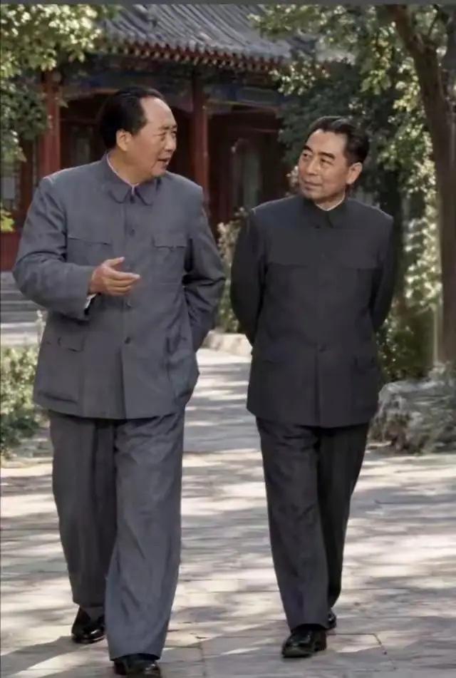 看照片左边照片是毛主席和周总理的真实状态右边是饰演两位伟人的特型演员很明显