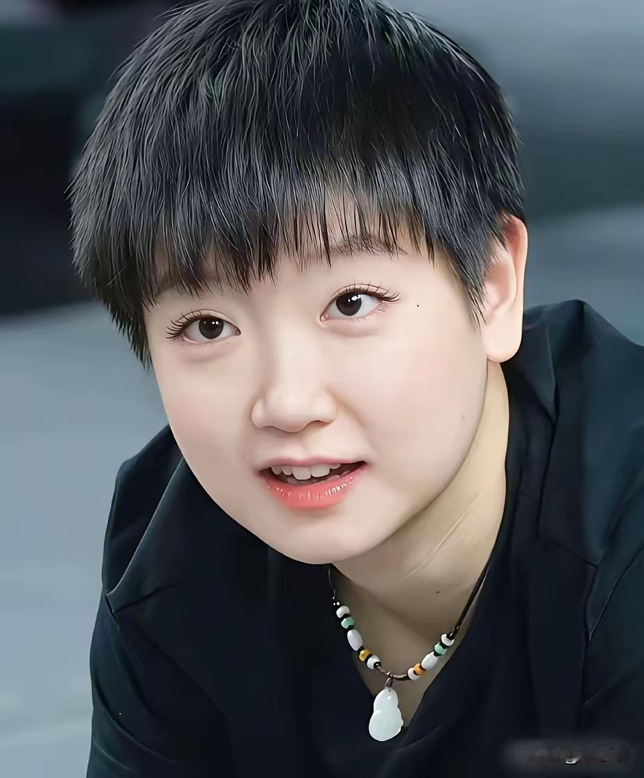 今天莎莎画了眼线，还刷了睫毛。瞧那一双宛如葡萄般的美目，愈发显得漂亮且有神。