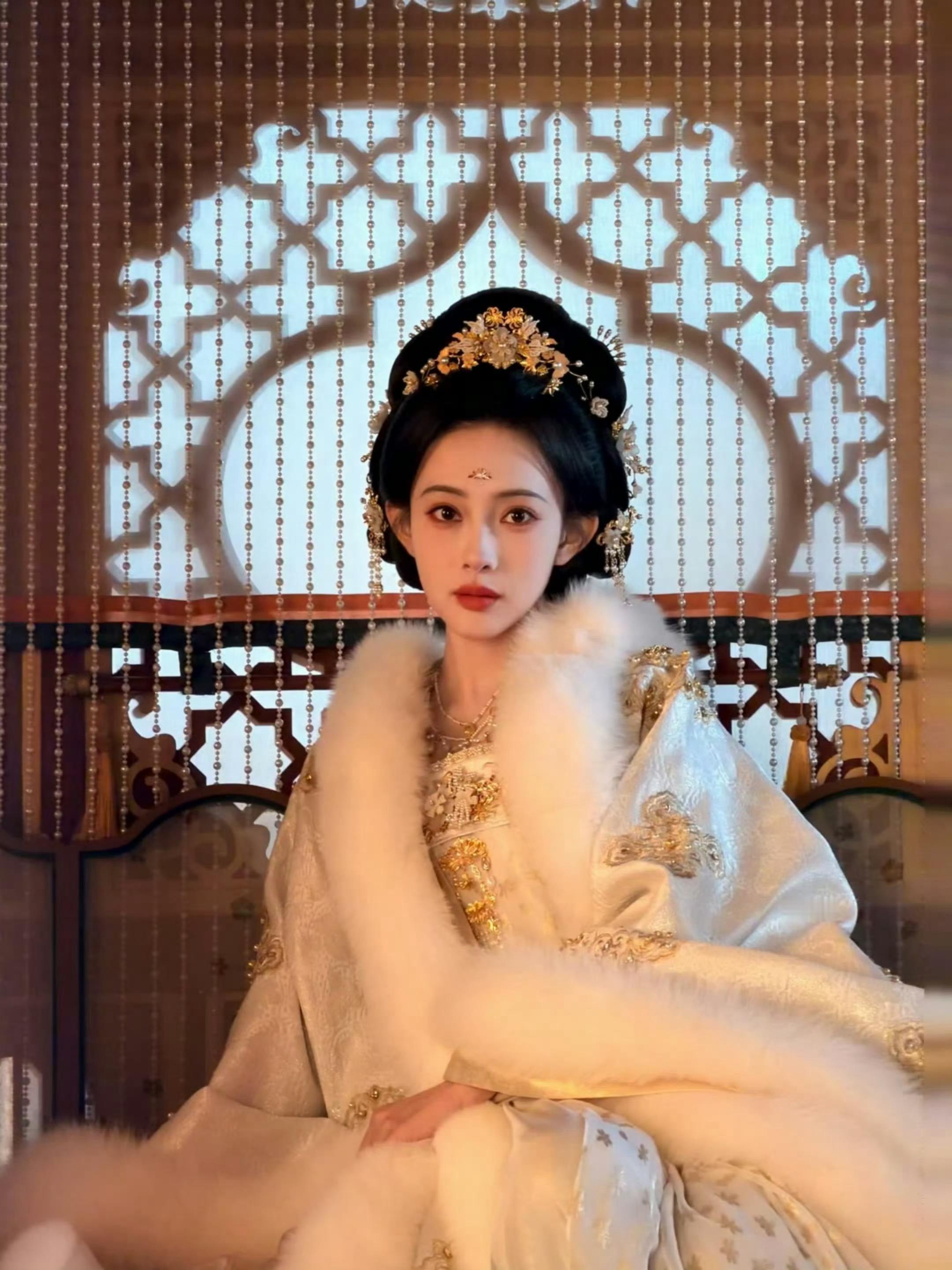 孟姐！颜值和气场直接双开挂✨！一颦一笑都把角色的破碎感和倔强感拿捏得死死的！美到