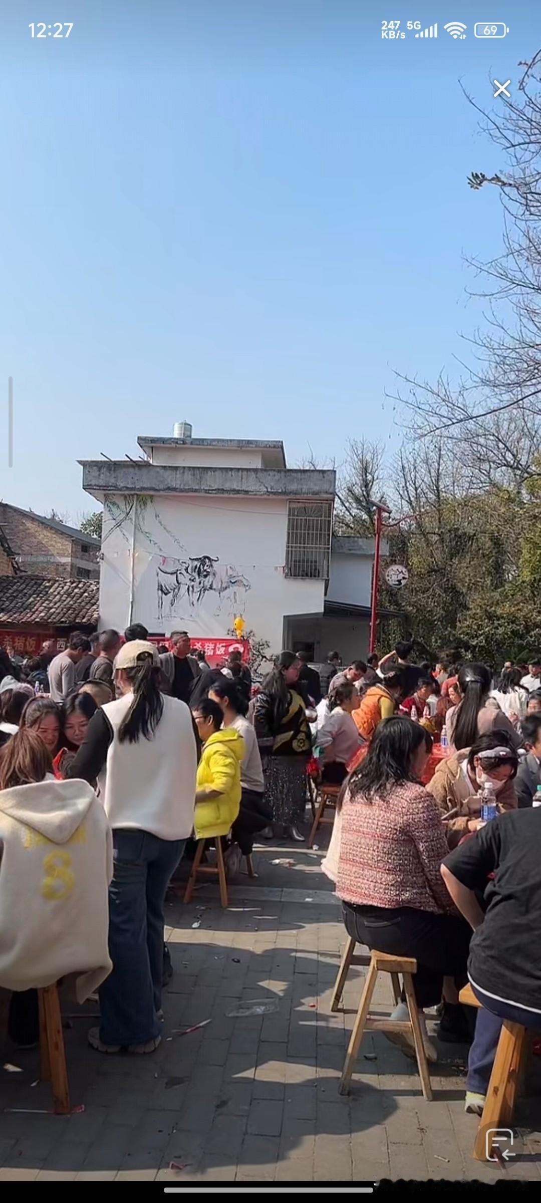 江西兴国杀猪宴火出圈！现场人山人海太震撼刷到江西兴国的毛毛杀猪宴直播，直