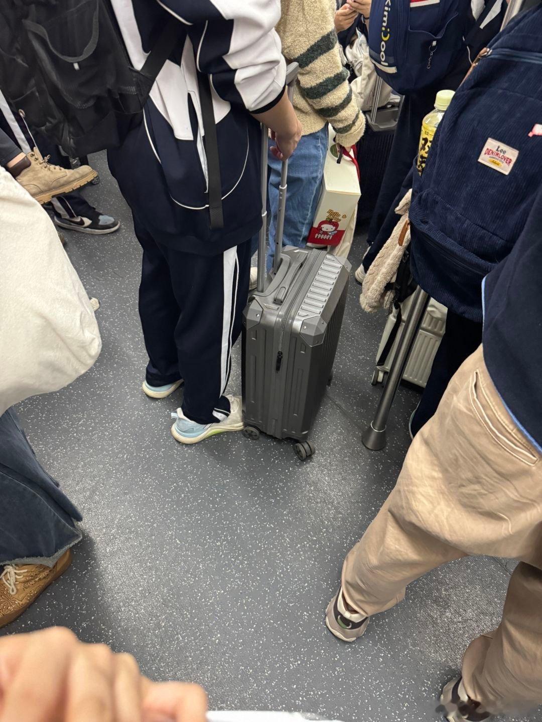 为什么大学生总拉着行李箱