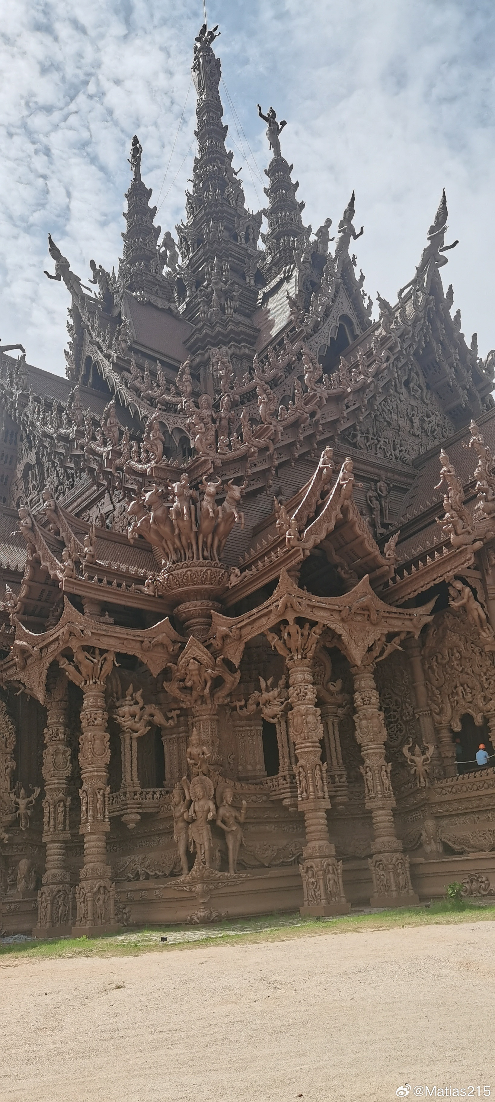 回来了。下午补觉了。这次出行总体感觉不错。泰国去了曼谷和芭提雅，总体上感觉没有啥