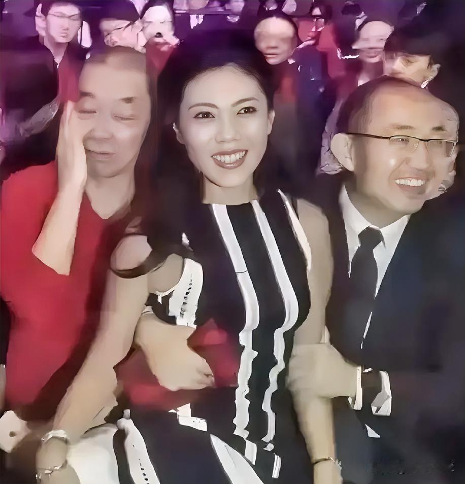 那张自己晒出来，在法国为婆家15口人做饭的图，算是翻车一次；现在又被人扒出来，坐
