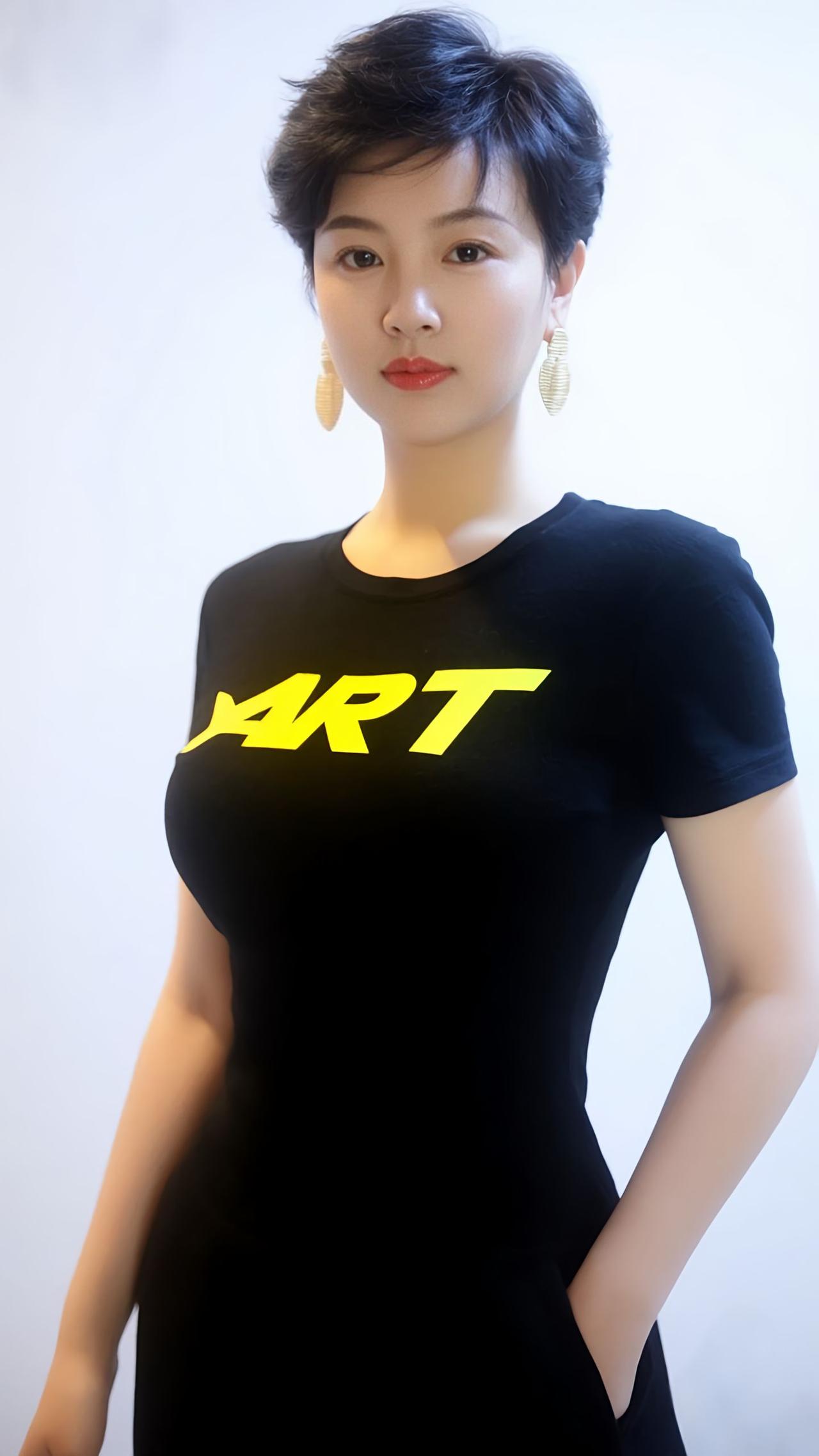 黑衣美人，耳畔风铃响。