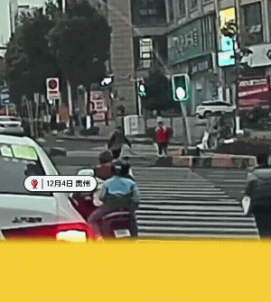 男孩绿灯过斑马线，被一辆小车撞倒在地。男孩站了起来，他虽不是认为自己的错，男孩还