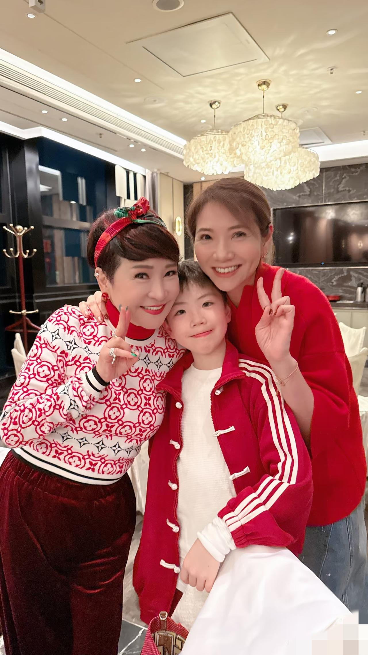 谢霆锋母亲拉姑初五团拜，身材发福有大肚腩，好老了！2月22日，名媛车婉婉晒出