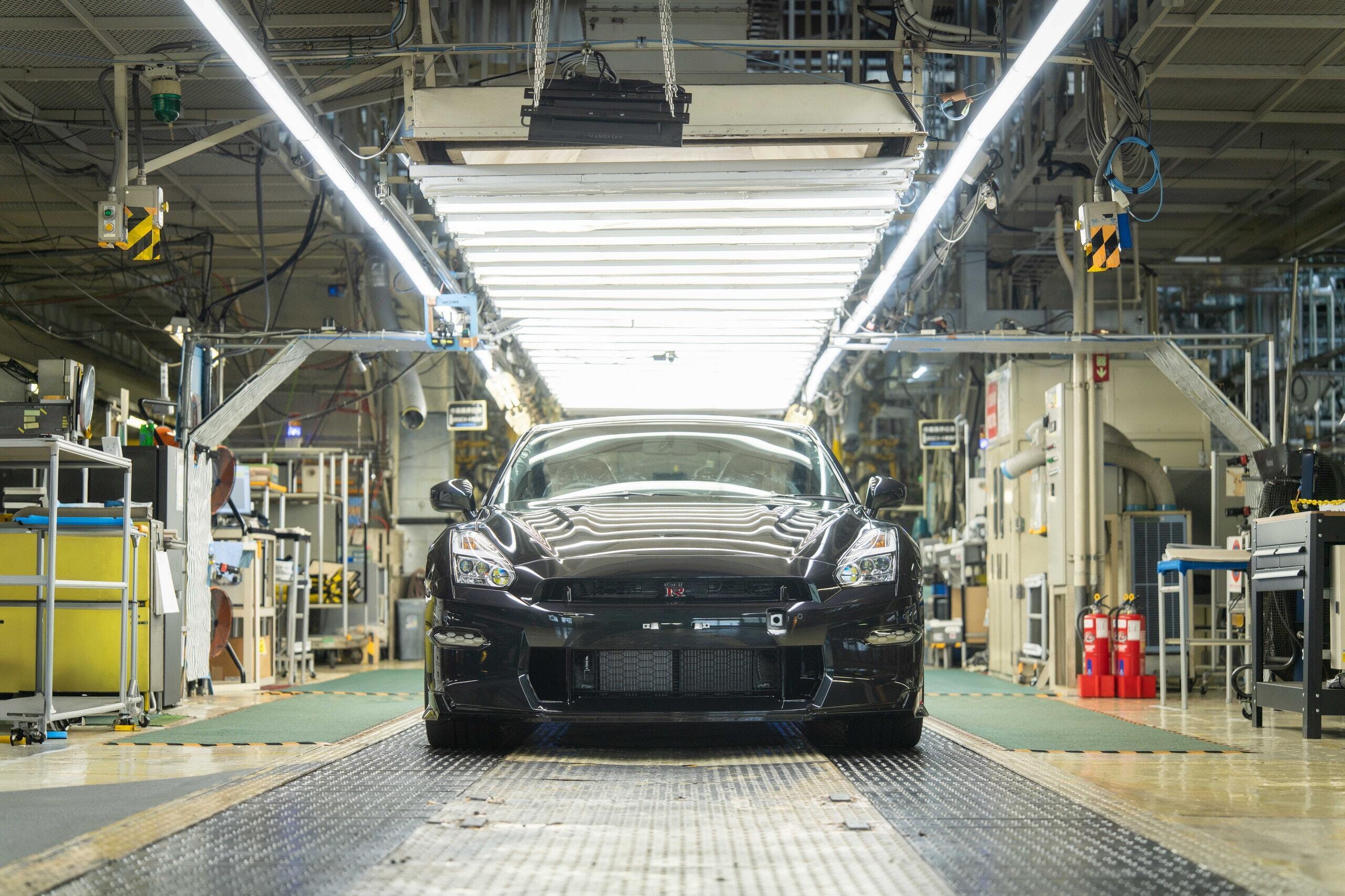 大v聊车日产GT-R，寿终正寝！最后一台日产GT-R在日本栃木工厂驶下生产线，