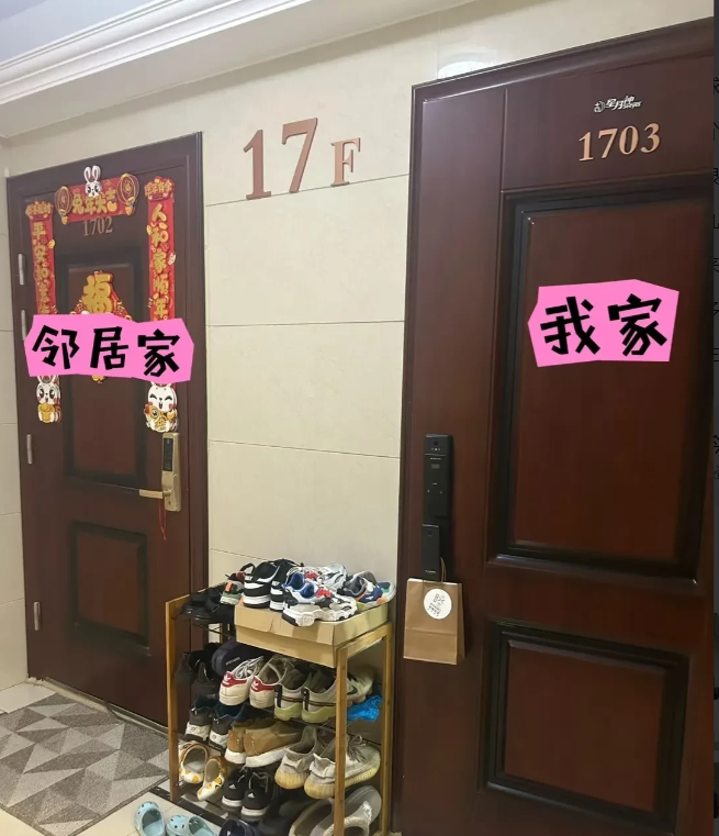 真被邻居整破防了！我在门口放了个鞋架，平时进出随手放鞋。结果对门哐哐砸门，非说影
