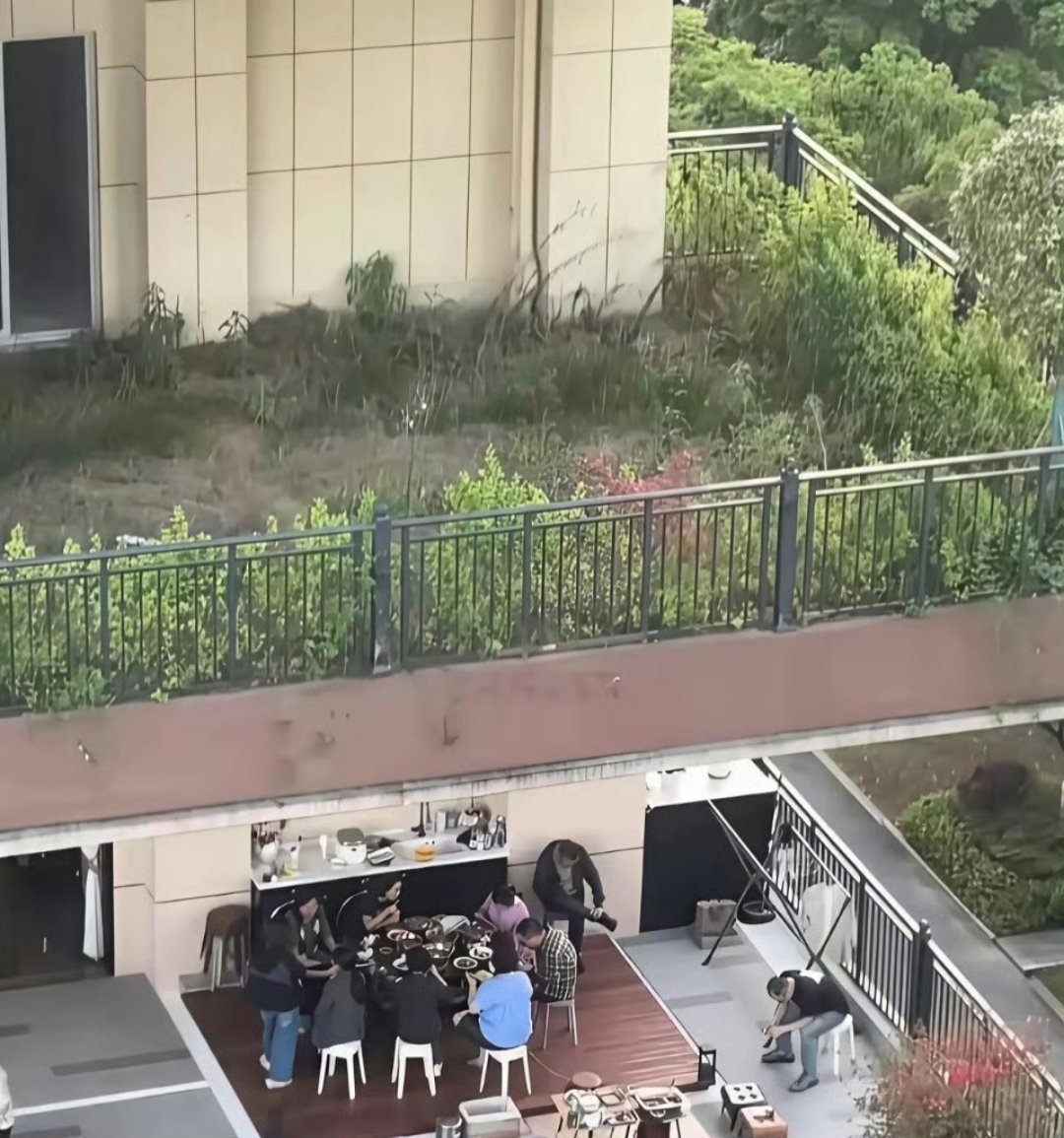 楼上成荒野，楼下也不怕。
