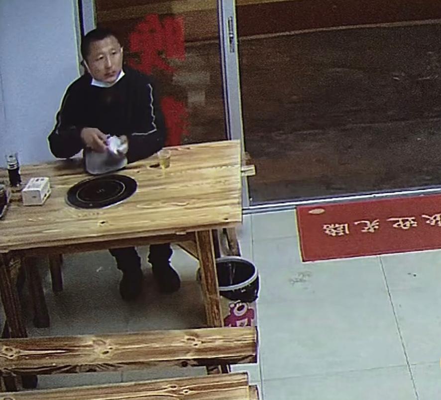 夜晚，男子背着一个大包进到店内小心的问：“老板，我能坐这休息一下吗？”老板看了他