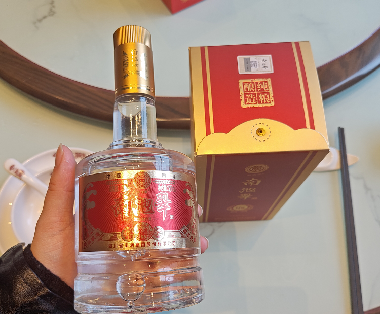 年轻人不喝白酒？真相扎心：不是不爱喝，是还没到懂酒的年纪！光瓶酒成打工人新宠
