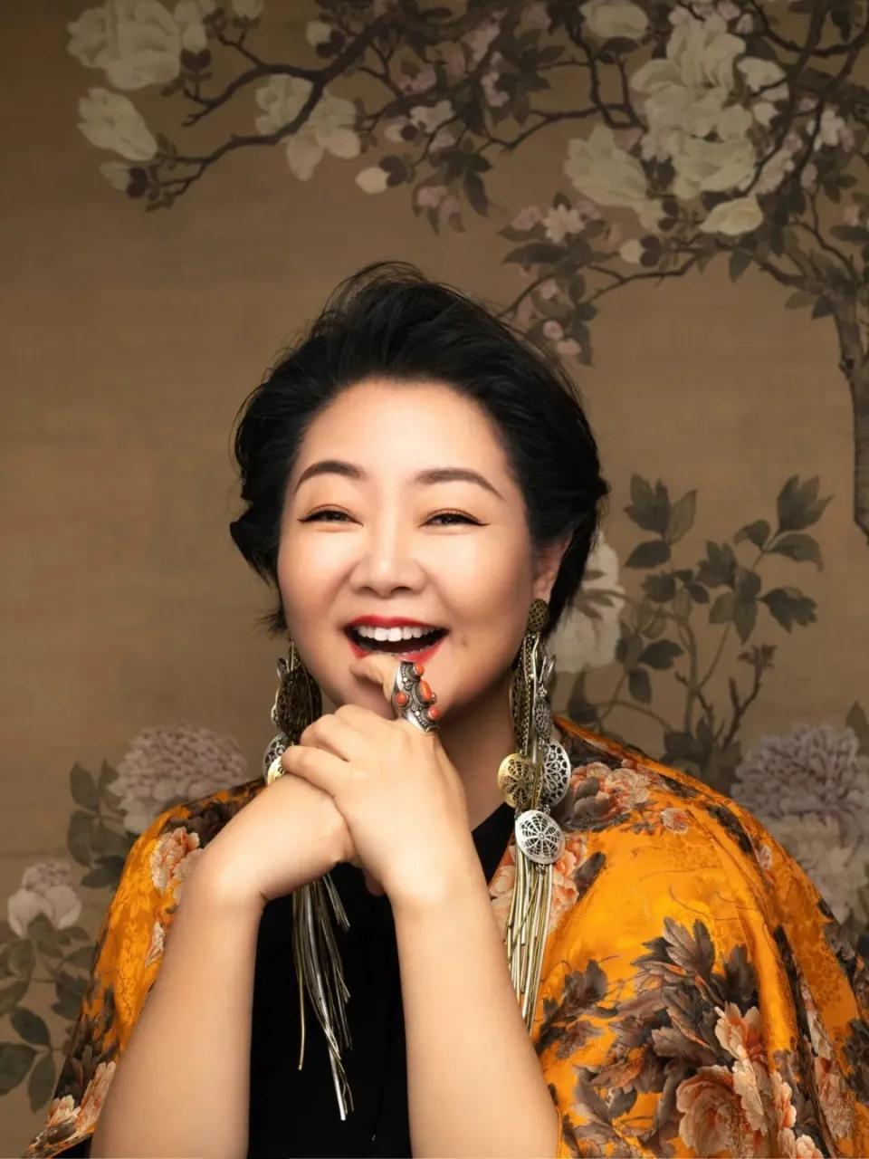 演员萨日娜说：“拍《小姨多鹤》时，我看孙俪、姜武、闫学晶他们的片花，我说导演你给