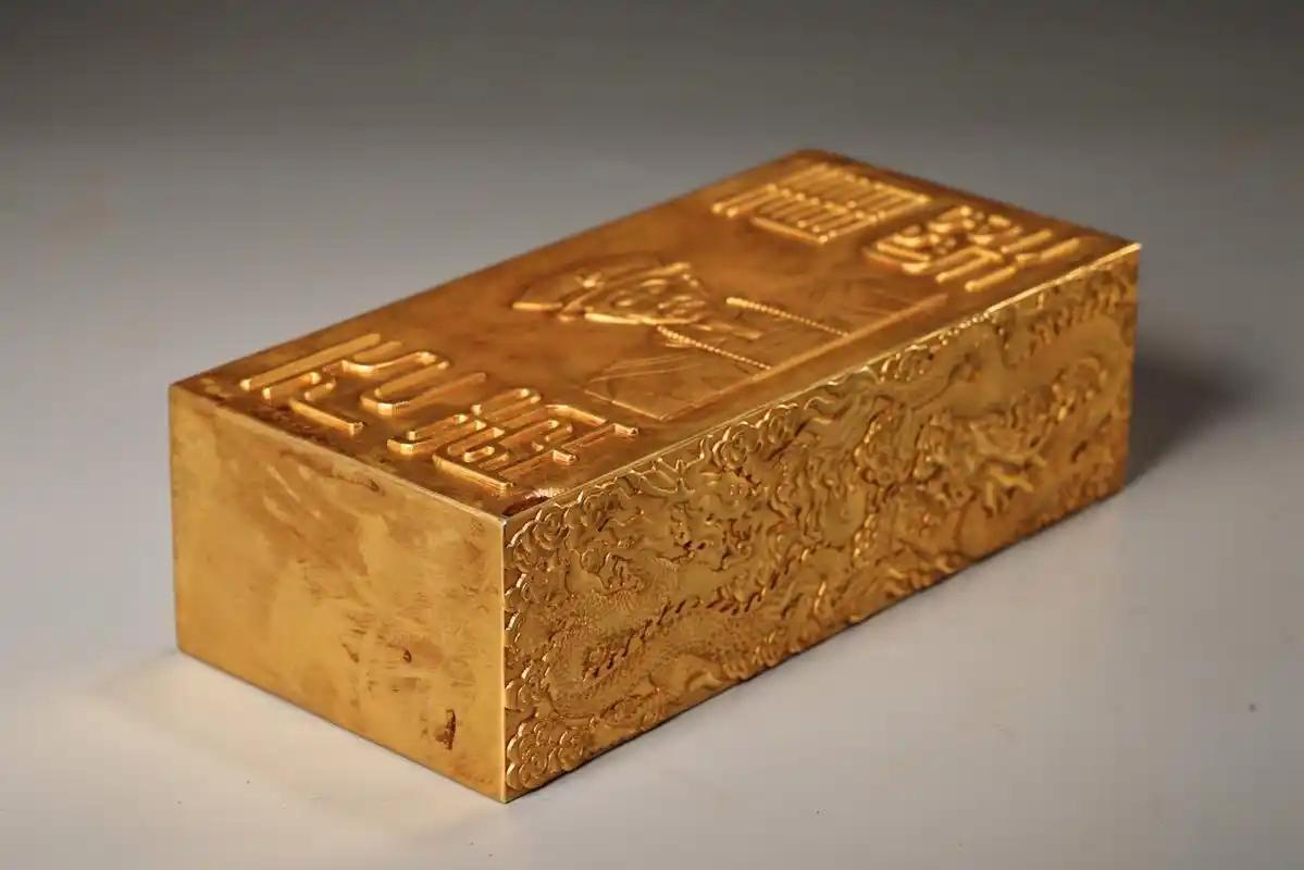 明嘉靖年间，朝廷让烧窑大户卢家烧制100块金砖。谁知交货时，只有99块。竞争对手