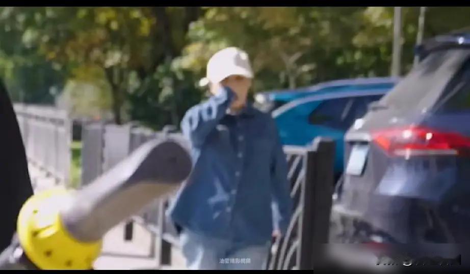 上海街头俩外籍男士拍照，路过女士捂着脸擦肩而过。现在不少城市街拍都闹过矛盾，