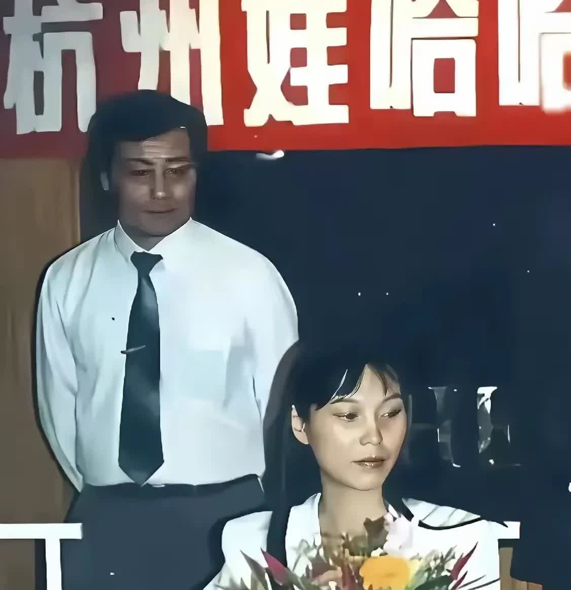 这张老照片很有意思，老宗这个大叔站在后面，含情脉脉的看着眼前这个年轻漂亮的杜姓女