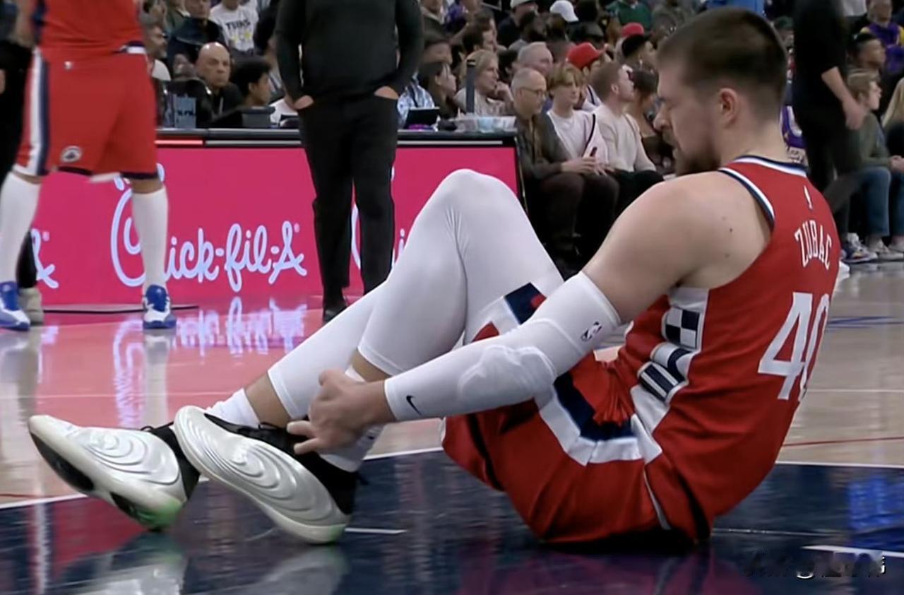 老詹不是故意的！祖巴茨谈崴脚：“勒布朗不是故意的。”“我看了回放。”